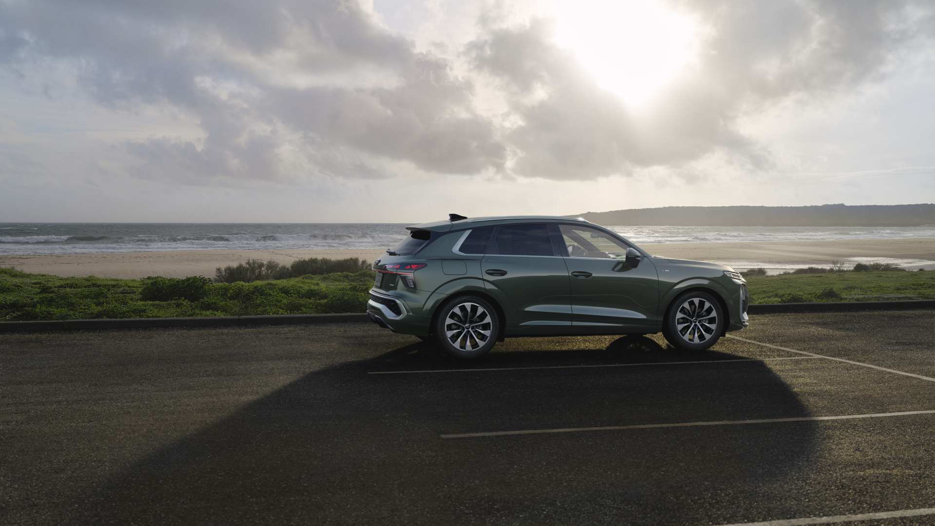 Right profile view of an Audi Q8 e-tron parked.